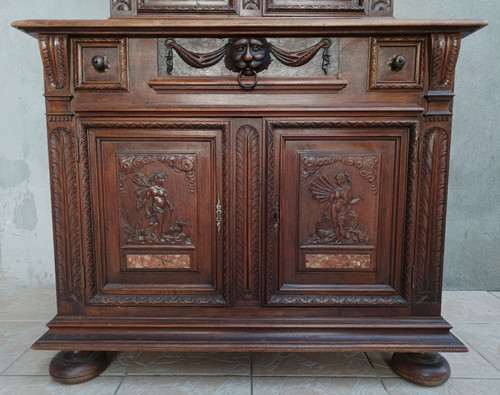 Kleines Renaissance-Sideboard aus geprägtem Walnussholz