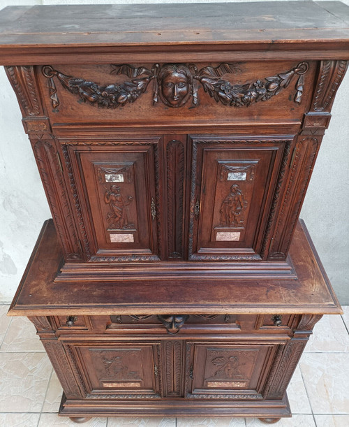 Kleines Renaissance-Sideboard aus geprägtem Walnussholz