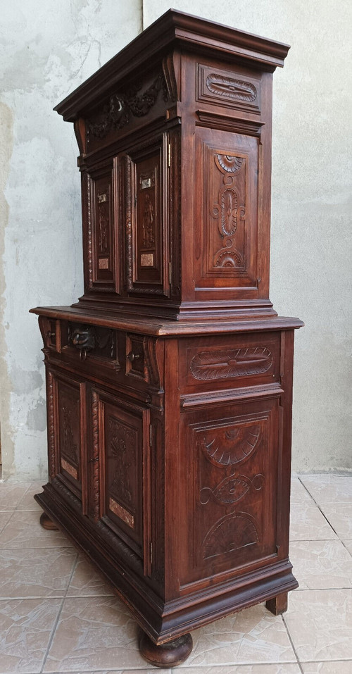 Kleines Renaissance-Sideboard aus geprägtem Walnussholz