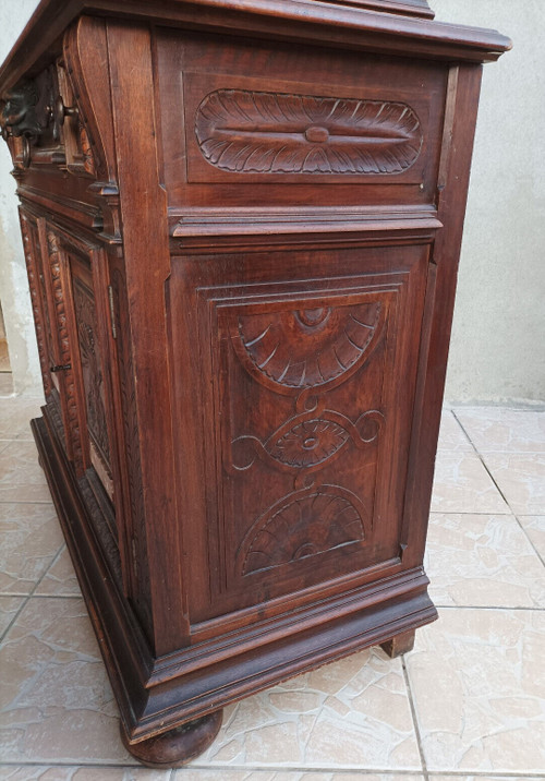 Kleines Renaissance-Sideboard aus geprägtem Walnussholz