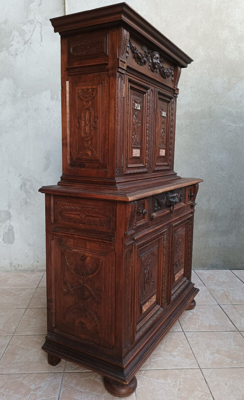 Kleines Renaissance-Sideboard aus geprägtem Walnussholz