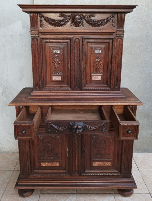 Kleines Renaissance-Sideboard aus geprägtem Walnussholz