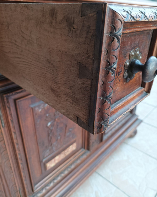 Kleines Renaissance-Sideboard aus geprägtem Walnussholz
