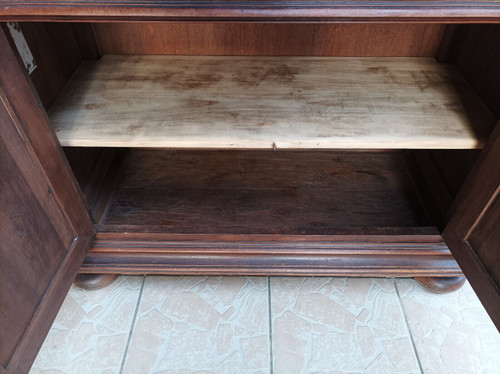 Kleines Renaissance-Sideboard aus geprägtem Walnussholz