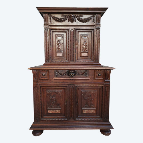 Kleines Renaissance-Sideboard aus geprägtem Walnussholz