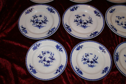 12 Piatti in porcellana morbida Tournai del XVIII secolo, decorati con una mosca e 3 campanelli