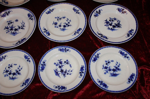 12 Piatti in porcellana morbida Tournai del XVIII secolo, decorati con una mosca e 3 campanelli