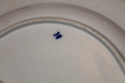 12 Piatti in porcellana morbida Tournai del XVIII secolo, decorati con una mosca e 3 campanelli