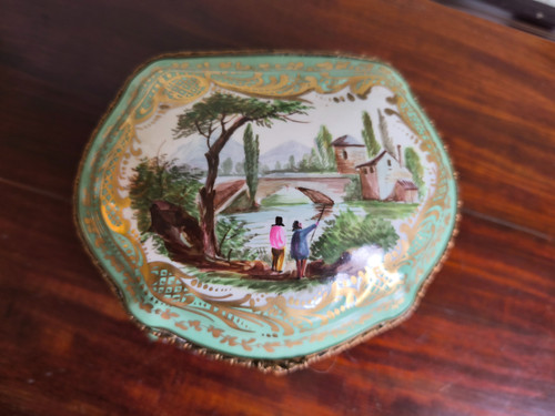 Hand-decorated Paris porcelain box