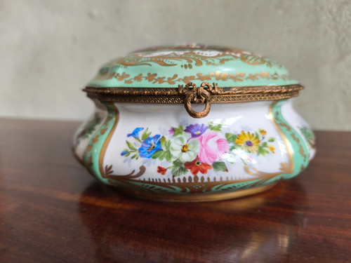 Hand-decorated Paris porcelain box