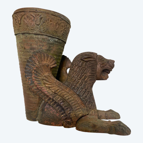 Beautiful bronze cornet vase, chiseled and patinated by time on the back of a Persian cheetah, 19th century