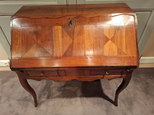 Schräger Louis XV-Schreibtisch aus Walnuss und Kirsche aus dem 18. Jahrhundert.