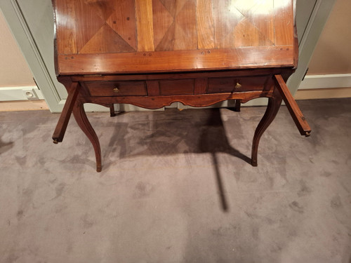 Schräger Louis XV-Schreibtisch aus Walnuss und Kirsche aus dem 18. Jahrhundert.