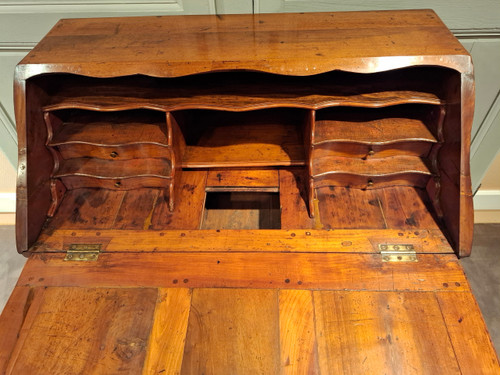 Schräger Louis XV-Schreibtisch aus Walnuss und Kirsche aus dem 18. Jahrhundert.