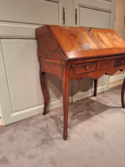 Schräger Louis XV-Schreibtisch aus Walnuss und Kirsche aus dem 18. Jahrhundert.