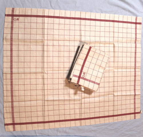 6 strofinacci a quadretti con aste rosse e lacci da appendere, inizio XX secolo