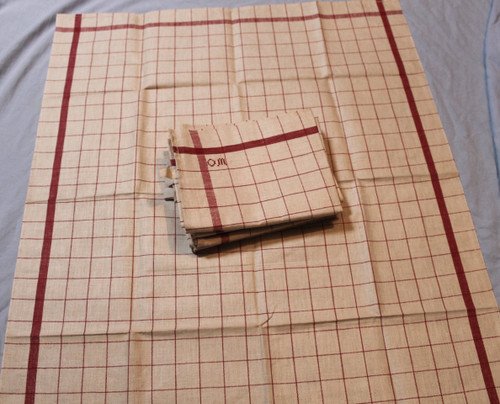 6 strofinacci a quadretti con aste rosse e lacci da appendere, inizio XX secolo