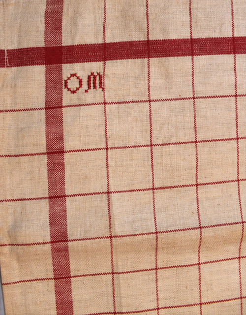 6 strofinacci a quadretti con aste rosse e lacci da appendere, inizio XX secolo