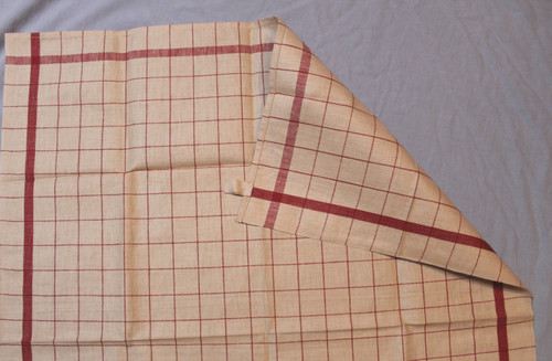 6 strofinacci a quadretti con aste rosse e lacci da appendere, inizio XX secolo