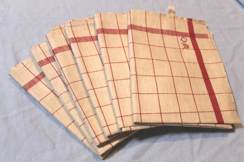 6 strofinacci a quadretti con aste rosse e lacci da appendere, inizio XX secolo