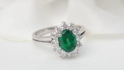 Ring Margerite aus smaragdgrünem Weißgold mit Diamanten