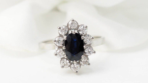 Bague entourage en or blanc, saphir et diamants