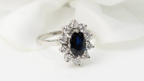 Bague entourage en or blanc, saphir et diamants