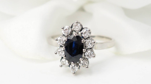 Bague entourage en or blanc, saphir et diamants