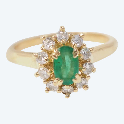 Ring entourage aus Gelbgold, Smaragd und Diamanten