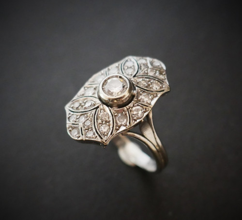 Diamantring, Art Deco, 18 Karat Weißgold.