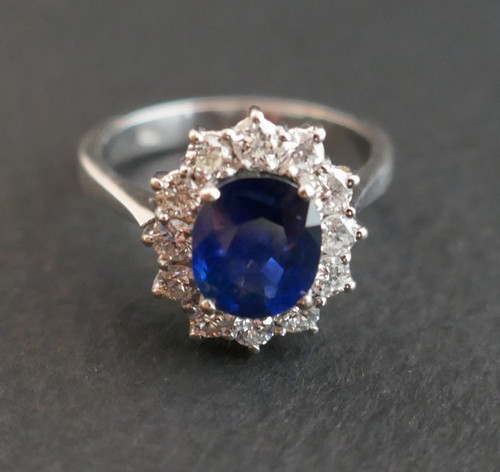Bague Marguerite Saphir Entourage Diamants.