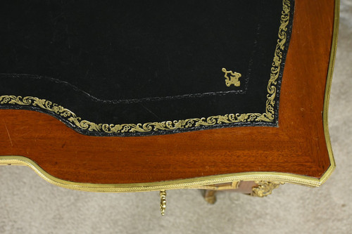 Piccola scrivania in mogano e palissandro, stile Luigi XV, periodo Napoleone III - Metà del XIX secolo