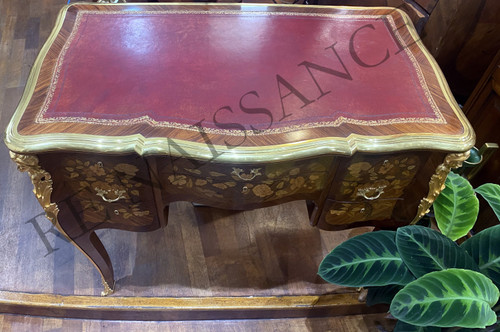  Scrivania da donna in intarsio. Tra la fine del XIX e l'inizio del XX secolo.