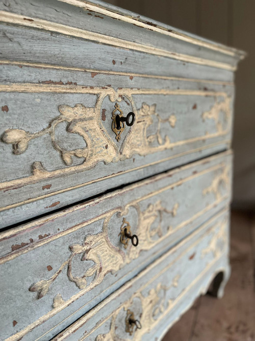 Commode Louis XV liégeoise datant du 18e siècle belle patine , jolie sculpture 