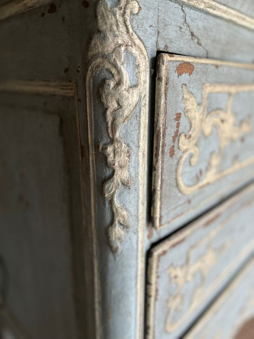 Commode Louis XV liégeoise datant du 18e siècle belle patine , jolie sculpture 