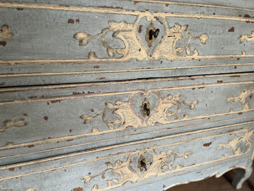 Commode Louis XV liégeoise datant du 18e siècle belle patine , jolie sculpture 