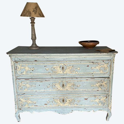 Commode Louis XV liégeoise datant du 18e siècle belle patine , jolie sculpture 