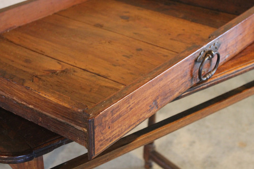 Louis XIII period writing desk in walnut Origin Périgord 17th century