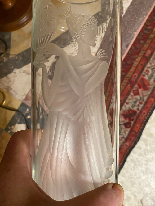 Grand Vase en cristal épais tubulaire gravé des Années "75" , Avignon à l'image d'une Déesse au vase