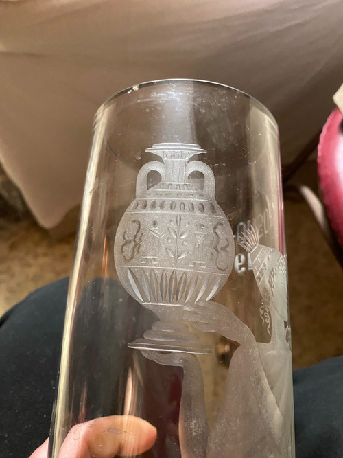 Grand Vase en cristal épais tubulaire gravé des Années "75" , Avignon à l'image d'une Déesse au vase
