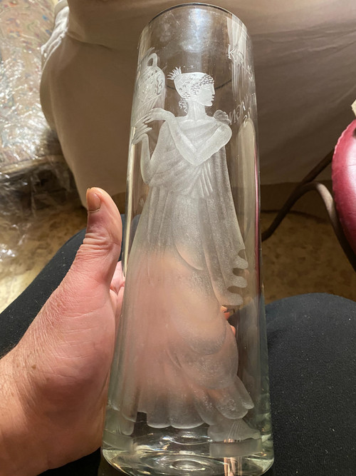 Grand Vase en cristal épais tubulaire gravé des Années "75" , Avignon à l'image d'une Déesse au vase