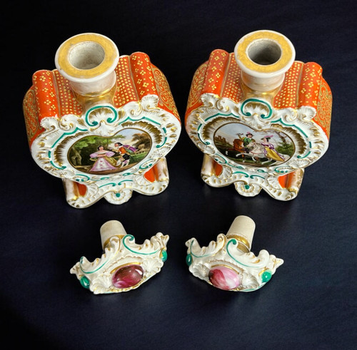 Jacob Petit ( 1796- 1868 ) Paire De Flacons En Porcelaine Polychrome De Scenes Courtoises