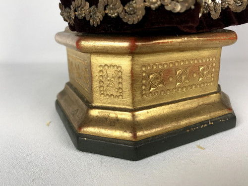 19th CENTURY JESUS CHILD IN POLYCHROME SCULPTTED WOOD ON GILDED SOCLE WITH DOUCINE