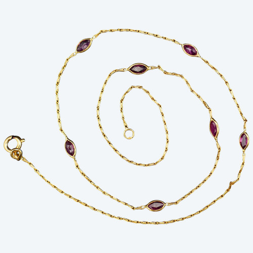 Collier serti de rubis taille navette, or 18 carats.