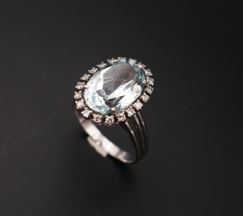 Anello con acquamarina e diamante.