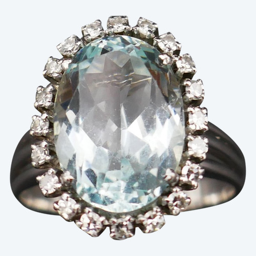 Anello con acquamarina e diamante.