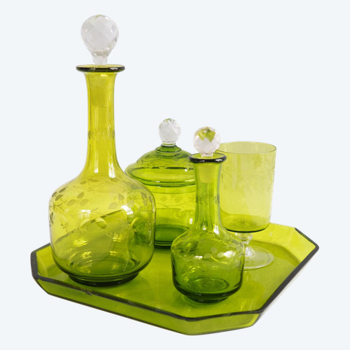 Service de nuit en cristal de St Louis taillé et gravé vert chartreuse