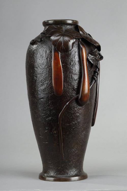 JAPAN, MEIJI PERIOD (1868-1912) : BRONZE VASE WITH SHADED BROWN PATINA