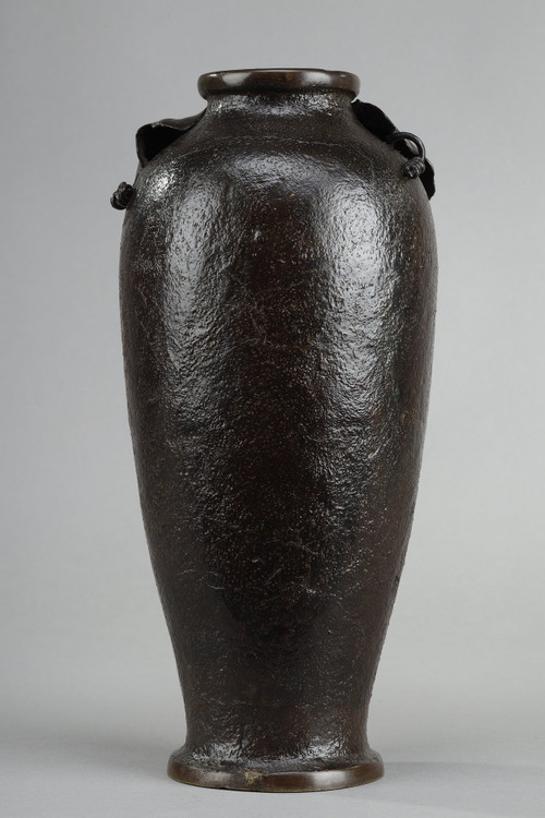 JAPAN, MEIJI PERIOD (1868-1912) : BRONZE VASE WITH SHADED BROWN PATINA
