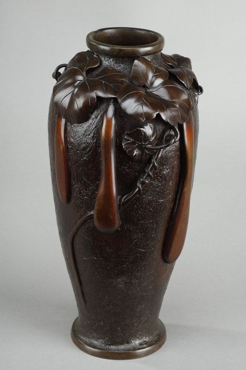 JAPAN, MEIJI PERIOD (1868-1912) : BRONZE VASE WITH SHADED BROWN PATINA